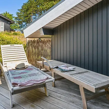 別荘 Spacious And Charming On A Beautiful Natural Plot With Sea Glimpse And Several Terraces Close To The Unique Nature Of Helgenaes, Scenic Knebel