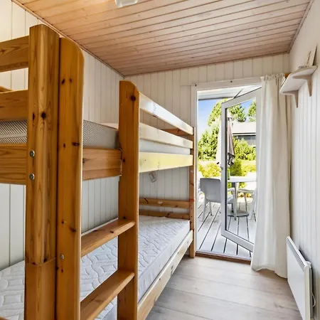 Spacious And Charming On A Beautiful Natural Plot With Sea Glimpse And Several Terraces Close To The Unique Nature Of Helgenaes, Scenic 別荘 *