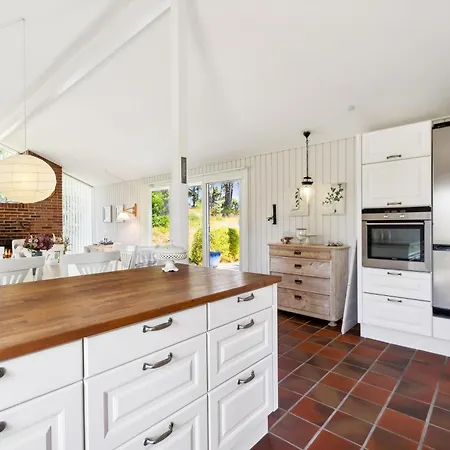 別荘 Spacious And Charming On A Beautiful Natural Plot With Sea Glimpse And Several Terraces Close To The Unique Nature Of Helgenaes, Scenic Knebel