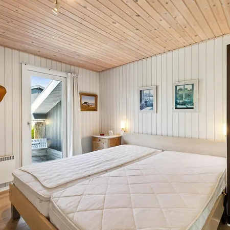 Spacious And Charming On A Beautiful Natural Plot With Sea Glimpse And Several Terraces Close To The Unique Nature Of Helgenaes, Scenic 別荘 Knebel