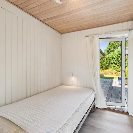 Spacious And Charming On A Beautiful Natural Plot With Sea Glimpse And Several Terraces Close To The Unique Nature Of Helgenaes, Scenic 別荘