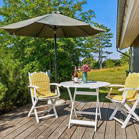 別荘 Spacious And Charming On A Beautiful Natural Plot With Sea Glimpse And Several Terraces Close To The Unique Nature Of Helgenaes, Scenic Knebel