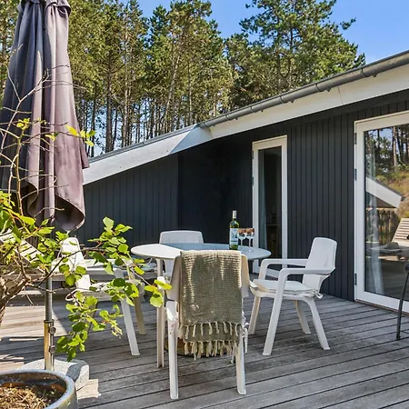 Spacious And Charming On A Beautiful Natural Plot With Sea Glimpse And Several Terraces Close To The Unique Nature Of Helgenaes, Scenic 別荘 Knebel