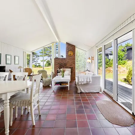 Spacious And Charming On A Beautiful Natural Plot With Sea Glimpse And Several Terraces Close To The Unique Nature Of Helgenaes, Scenic 別荘