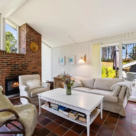 Spacious And Charming On A Beautiful Natural Plot With Sea Glimpse And Several Terraces Close To The Unique Nature Of Helgenaes, Scenic 別荘 *