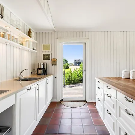 別荘 Spacious And Charming On A Beautiful Natural Plot With Sea Glimpse And Several Terraces Close To The Unique Nature Of Helgenaes, Scenic